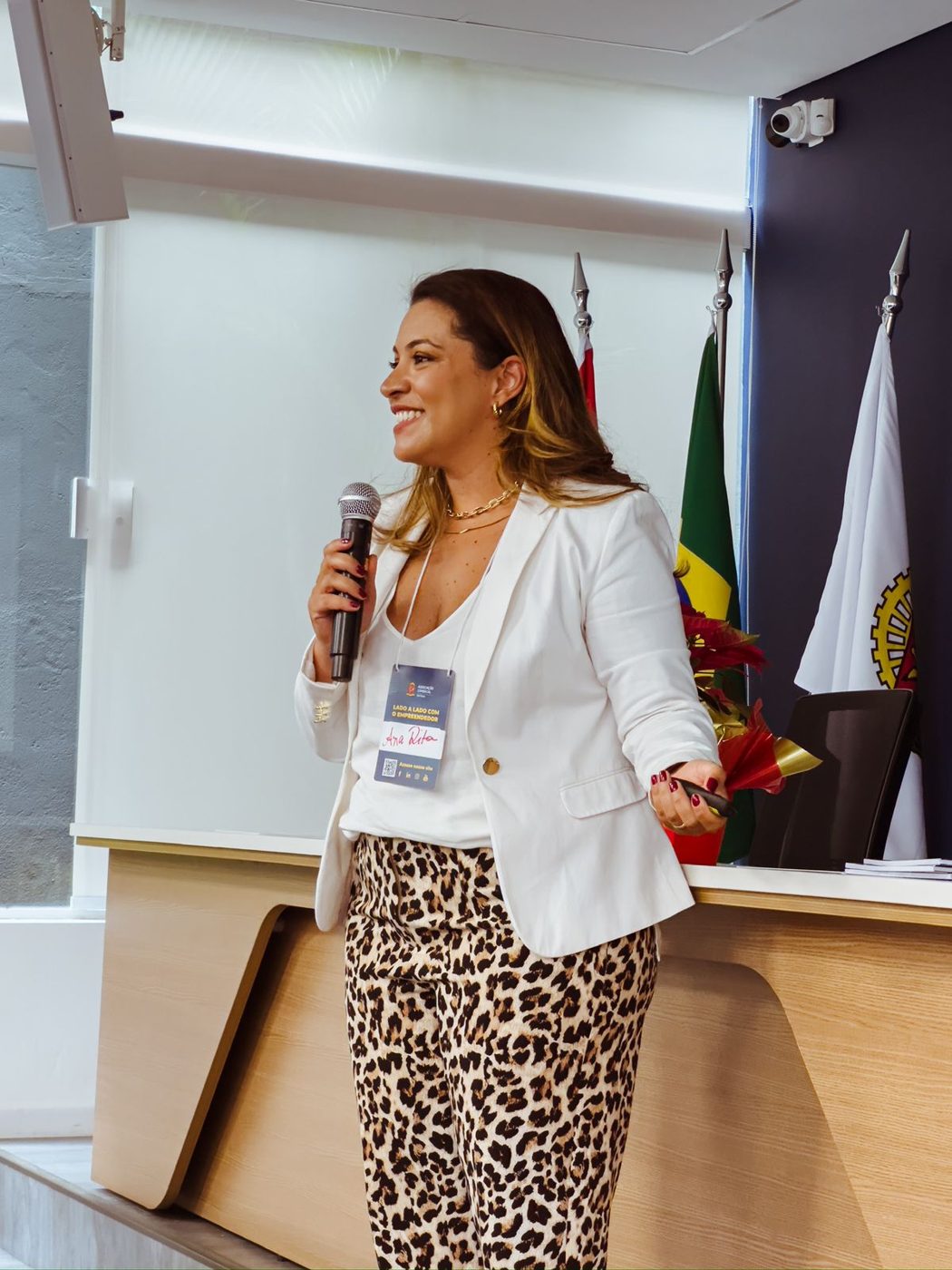 Ana Rita Almeida em palestra de vendas na Associação Comercial de São Paulo
