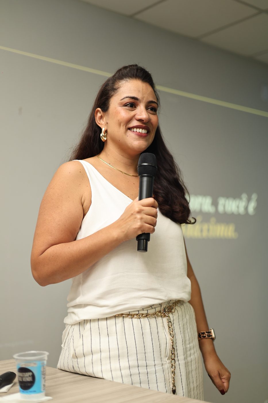 Ana Rita Almeida conduzindo treinamento de vendas na VEX Construções