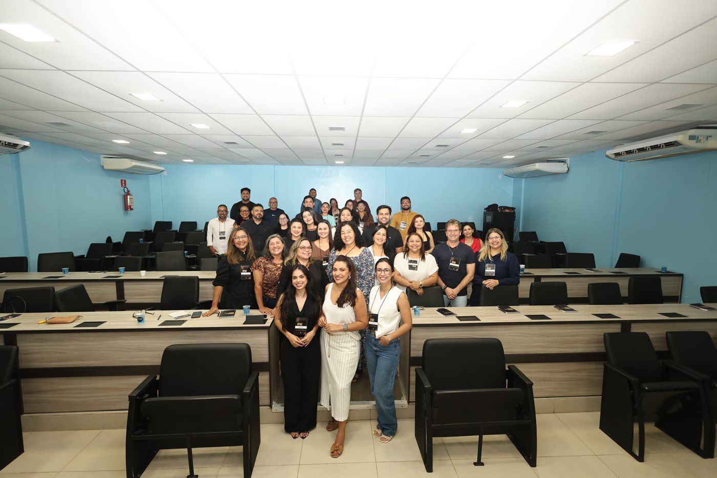 Turma do treinamento de equipe comercial na VEX Construções